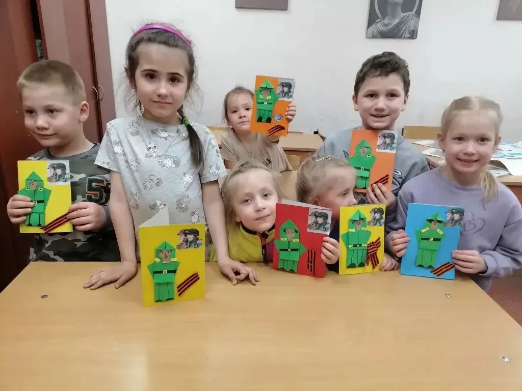 ⭐ Творчество с уважением к подвигу!    Участники объединения «Волшебный мир бумаги» (самые юные восп