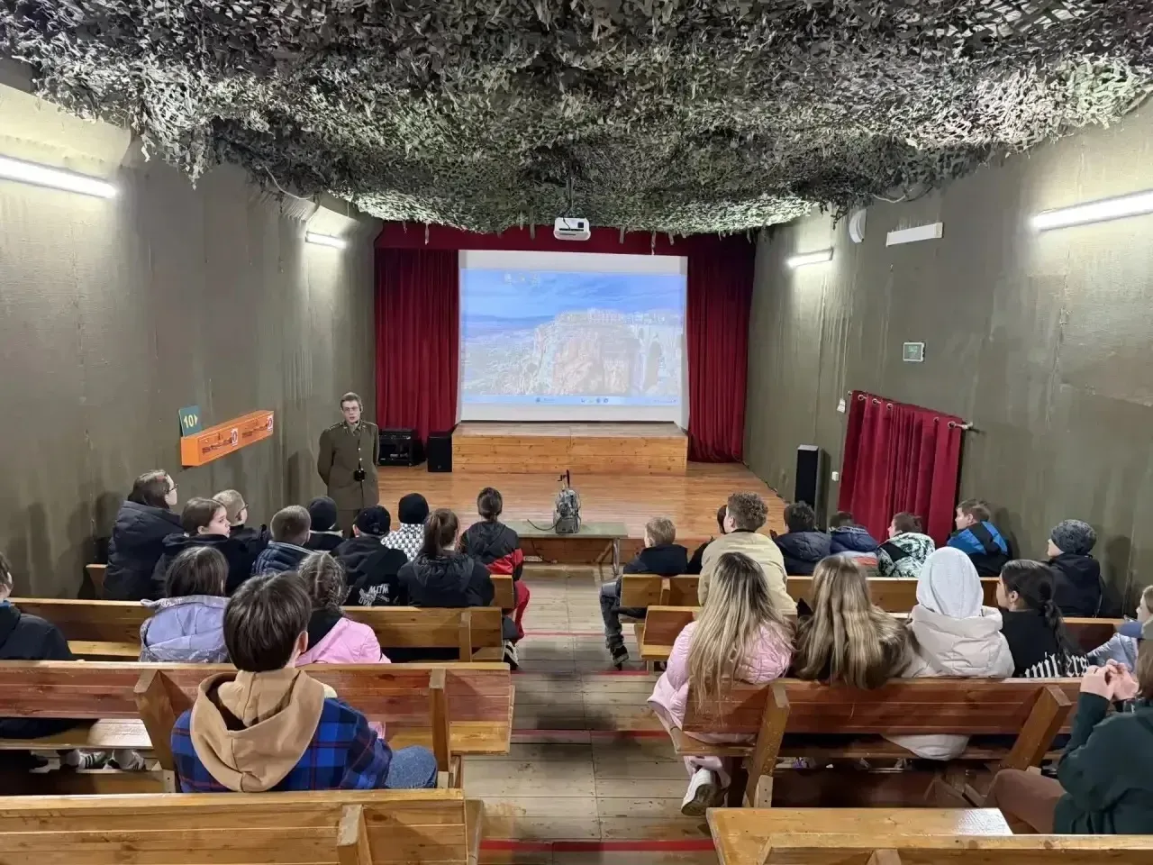 Ученики 5 «Г», 5 «М» и 7 «Г» классов побывали на экскурсии в бункере Сталина!  Ребята познакомились 