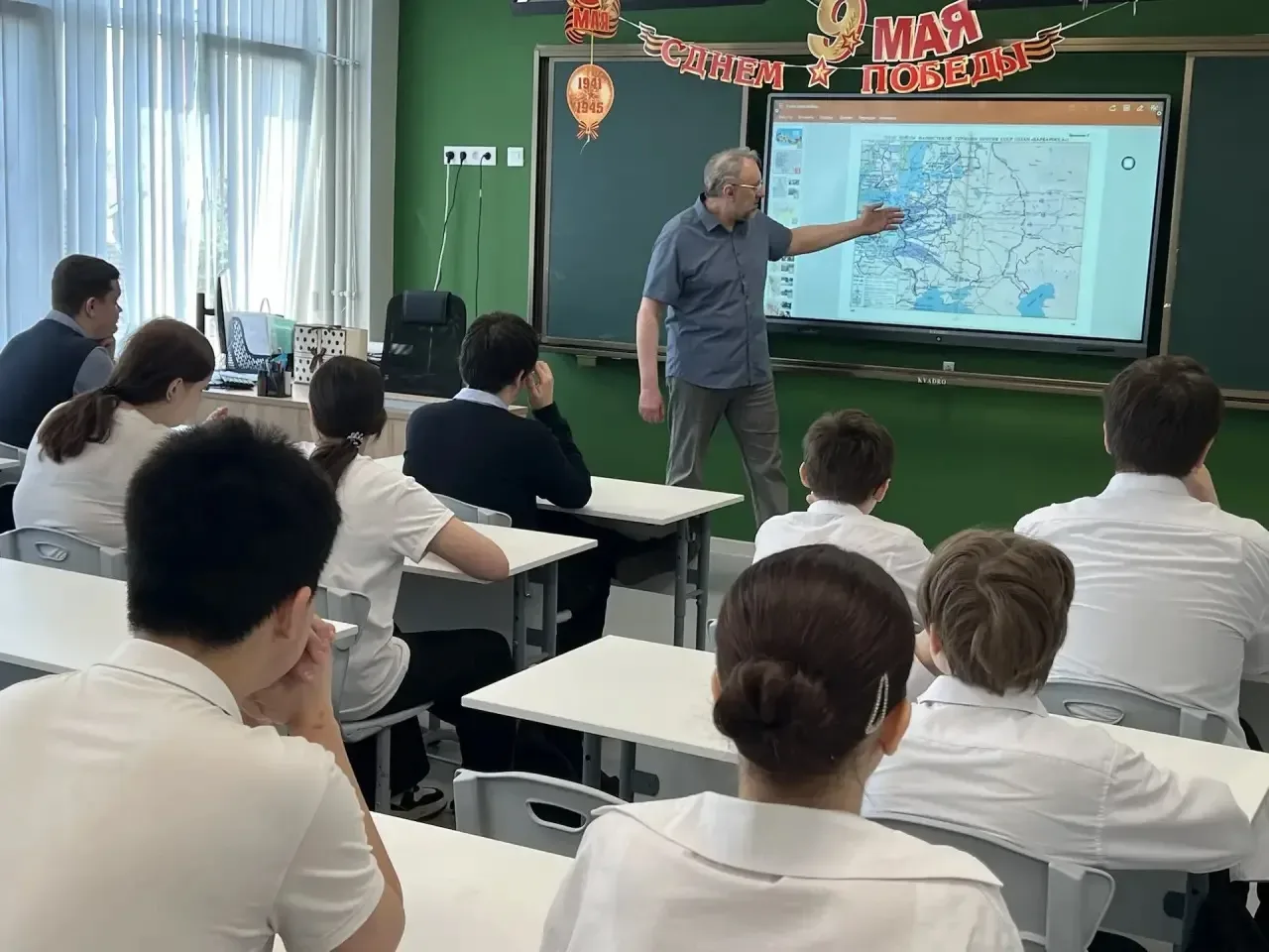 🎖 Урок памяти: лекция ко Дню Победы для 8А класса     Директор детской городской библиотеки Илья Дми