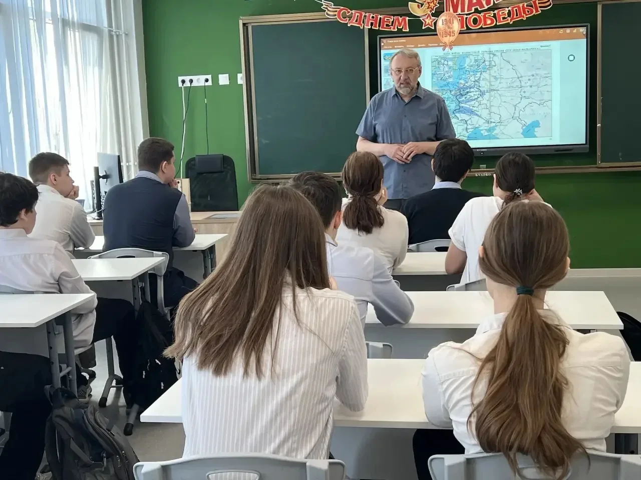🎖 Урок памяти: лекция ко Дню Победы для 8А класса     Директор детской городской библиотеки Илья Дми