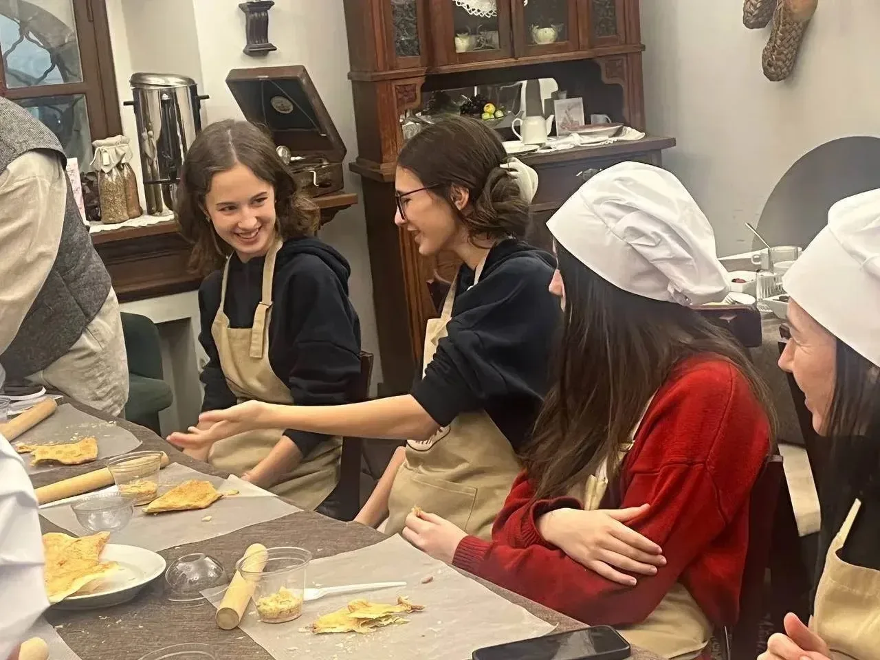 Ученики 8 «Б» провели два дня в Костроме  🥯 Ребята научились приготовлению калачей и узнали, чем кос