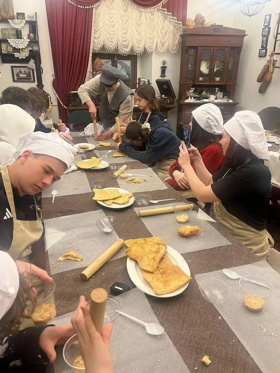 Ученики 8 «Б» провели два дня в Костроме  🥯 Ребята научились приготовлению калачей и узнали, чем кос
