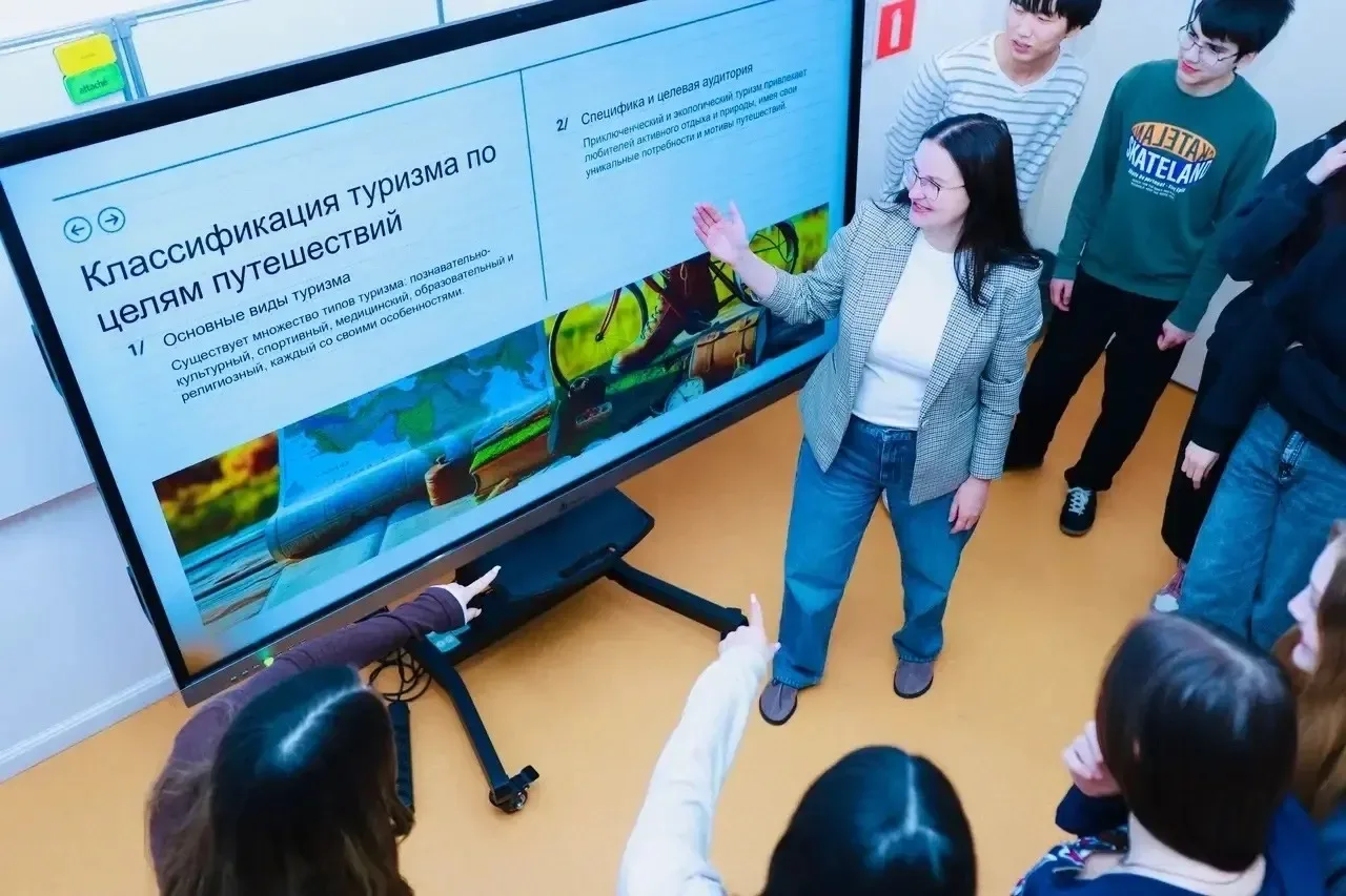 ✅ Московские девятиклассники получили свидетельства по профессии «Ассистент экскурсовода (гида)» 🎓🗺️