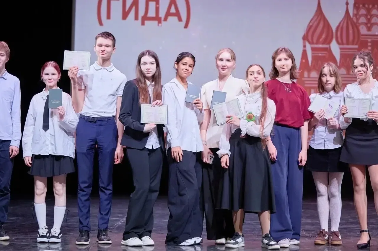 ✅ Московские девятиклассники получили свидетельства по профессии «Ассистент экскурсовода (гида)» 🎓🗺️