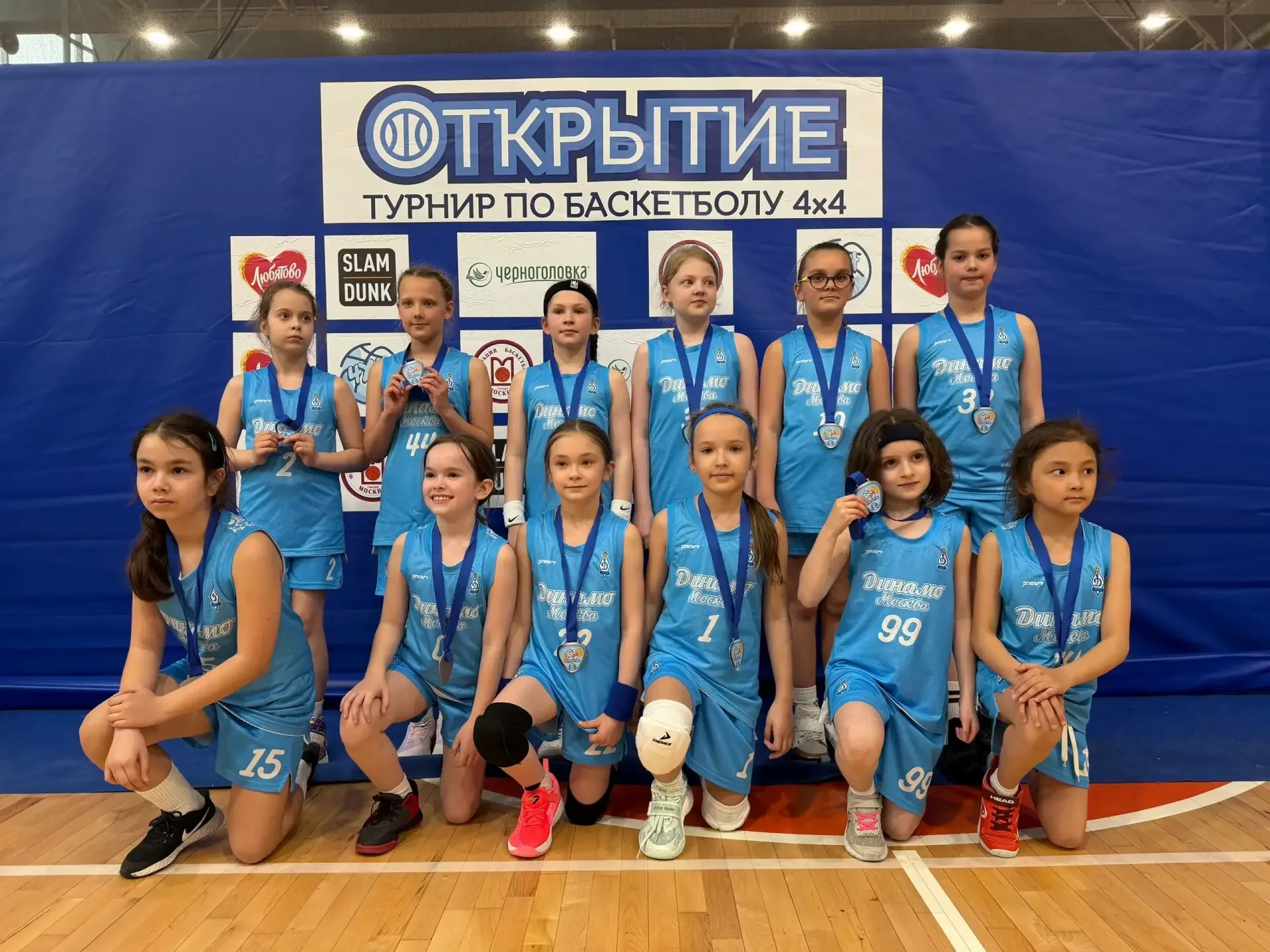 🏀 Успехи наших учениц в баскетболе!  Ученицы 3-х классов —  Анна (3 "В" ) и Варвара (3 "Д") — постоя