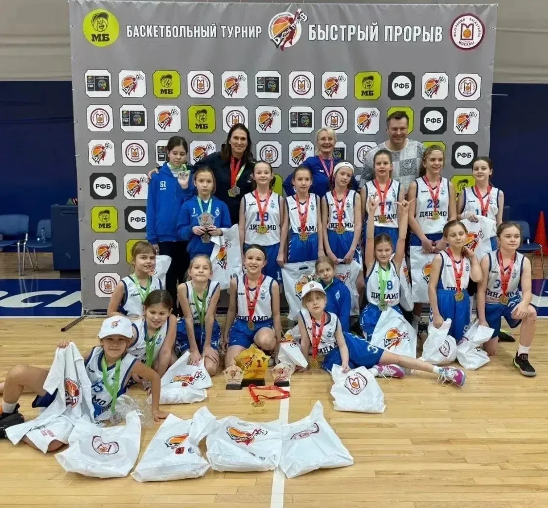 🏀 Успехи наших учениц в баскетболе!  Ученицы 3-х классов —  Анна (3 "В" ) и Варвара (3 "Д") — постоя