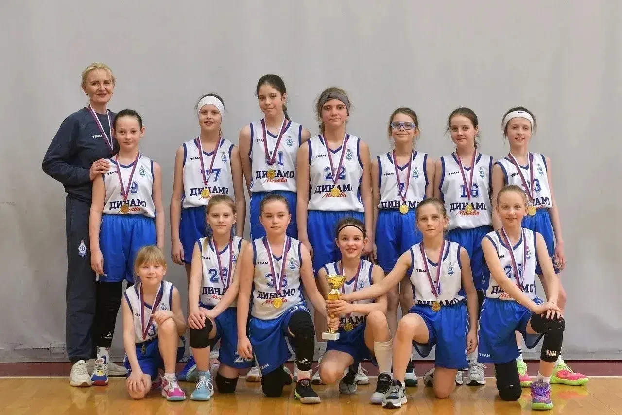 🏀 Успехи наших учениц в баскетболе!  Ученицы 3-х классов —  Анна (3 "В" ) и Варвара (3 "Д") — постоя
