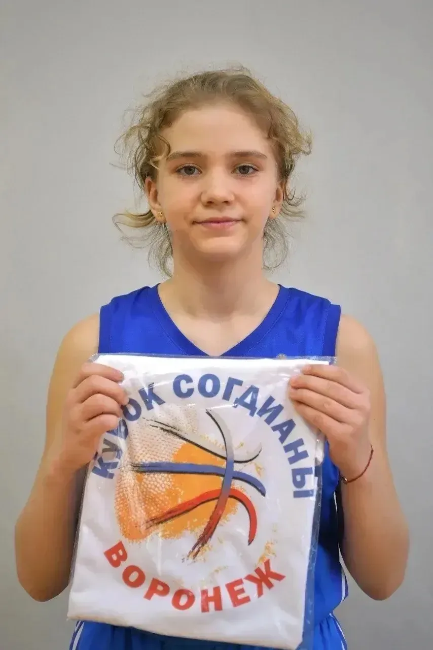 🏀 Успехи наших учениц в баскетболе!  Ученицы 3-х классов —  Анна (3 "В" ) и Варвара (3 "Д") — постоя