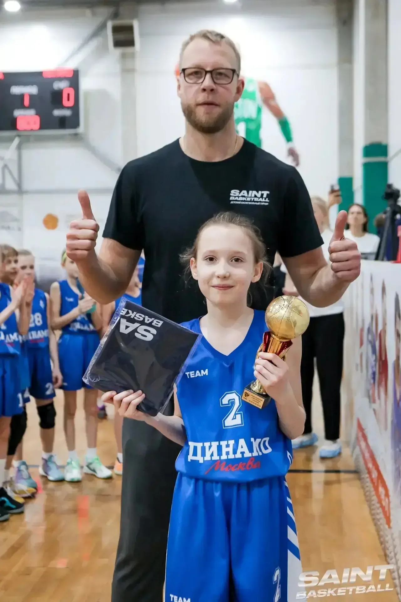 🏀 Успехи наших учениц в баскетболе!  Ученицы 3-х классов —  Анна (3 "В" ) и Варвара (3 "Д") — постоя