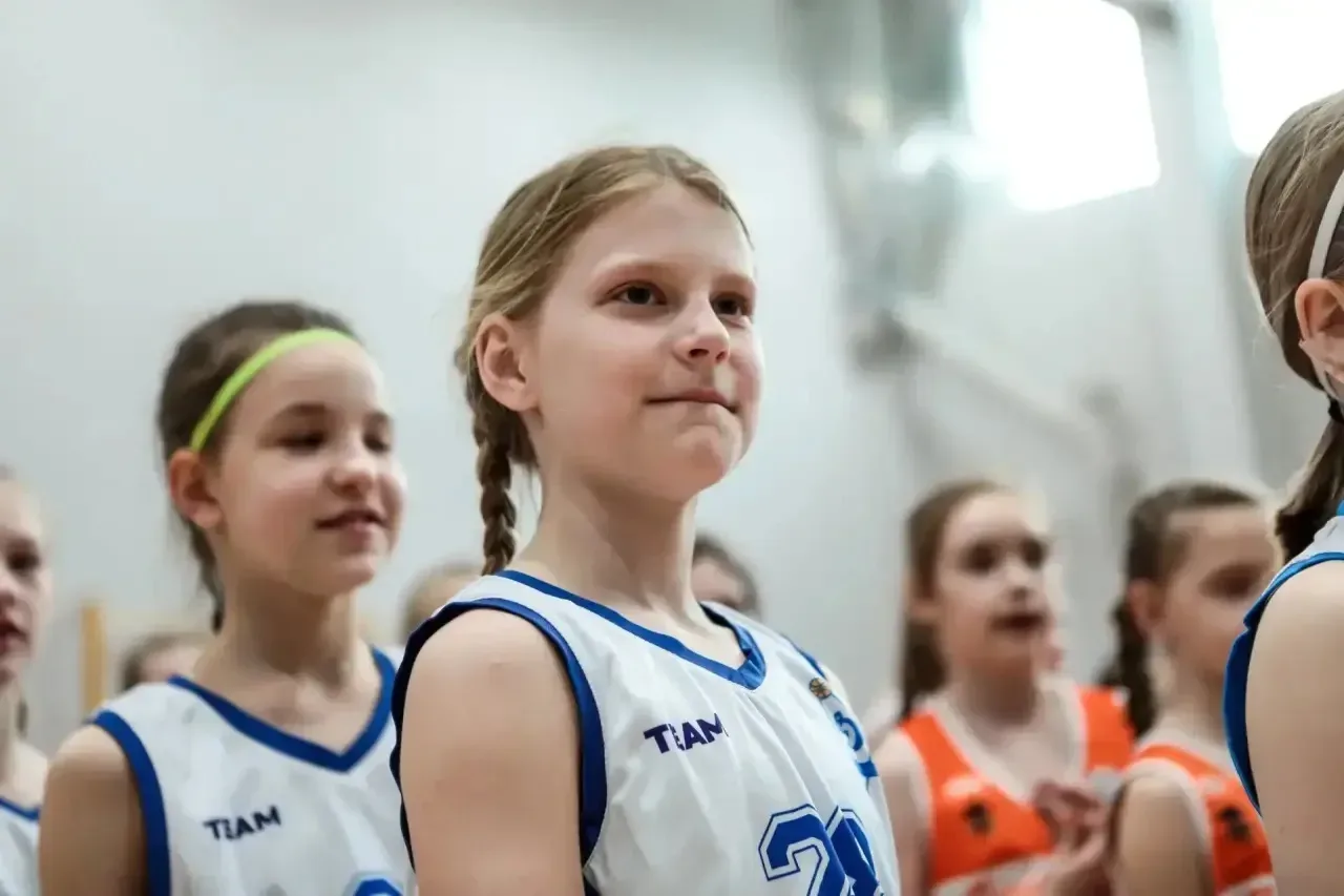 🏀 Успехи наших учениц в баскетболе!  Ученицы 3-х классов —  Анна (3 "В" ) и Варвара (3 "Д") — постоя