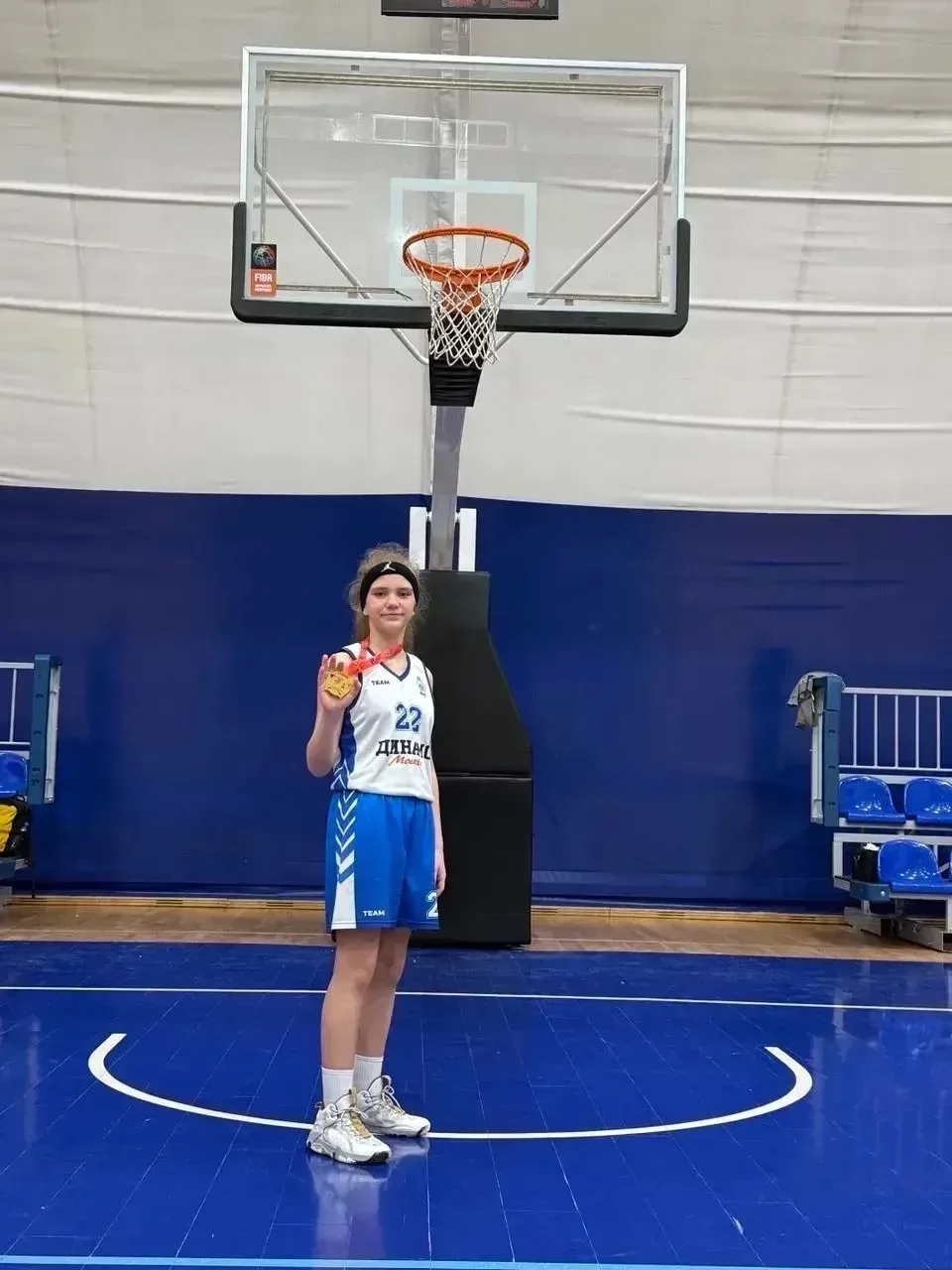 🏀 Успехи наших учениц в баскетболе!  Ученицы 3-х классов —  Анна (3 "В" ) и Варвара (3 "Д") — постоя