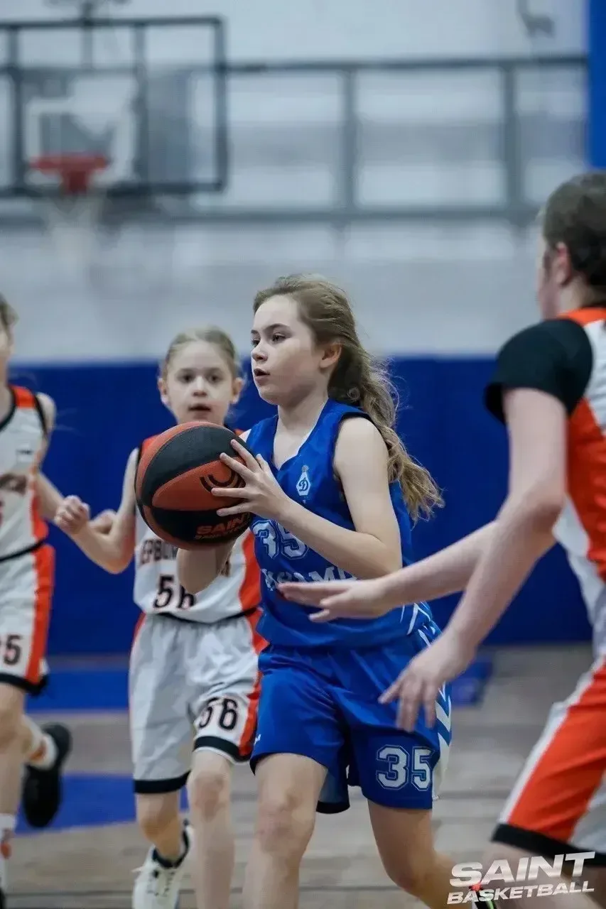 🏀 Успехи наших учениц в баскетболе!  Ученицы 3-х классов —  Анна (3 "В" ) и Варвара (3 "Д") — постоя