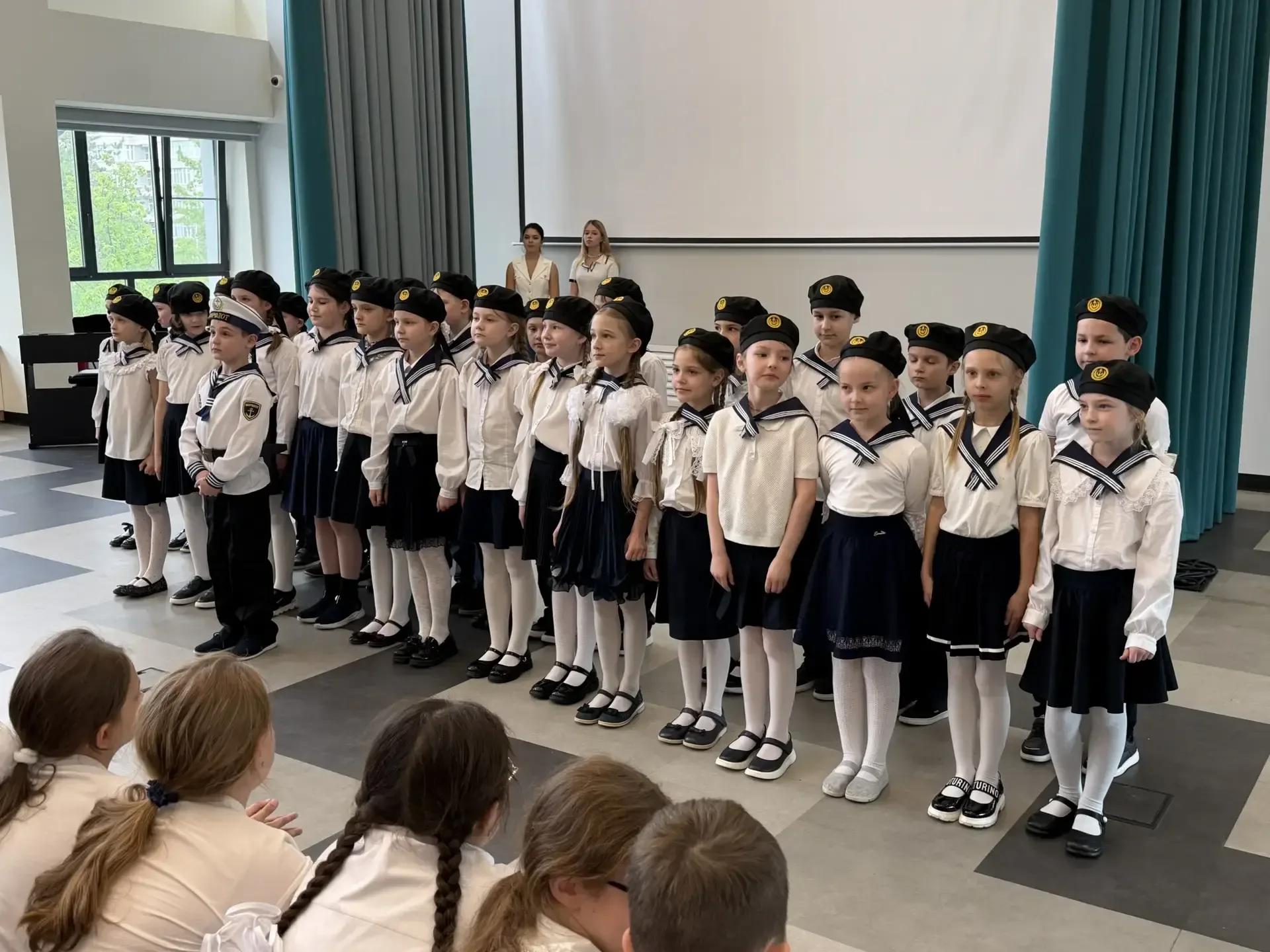 🎶 Класс-хор: песни о Родине и Победе наполнили зал гордостью  🇷🇺Наши юные таланты из школьного отдел