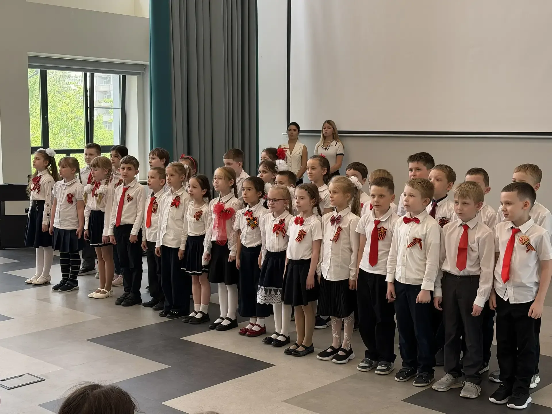 🎶 Класс-хор: песни о Родине и Победе наполнили зал гордостью  🇷🇺Наши юные таланты из школьного отдел