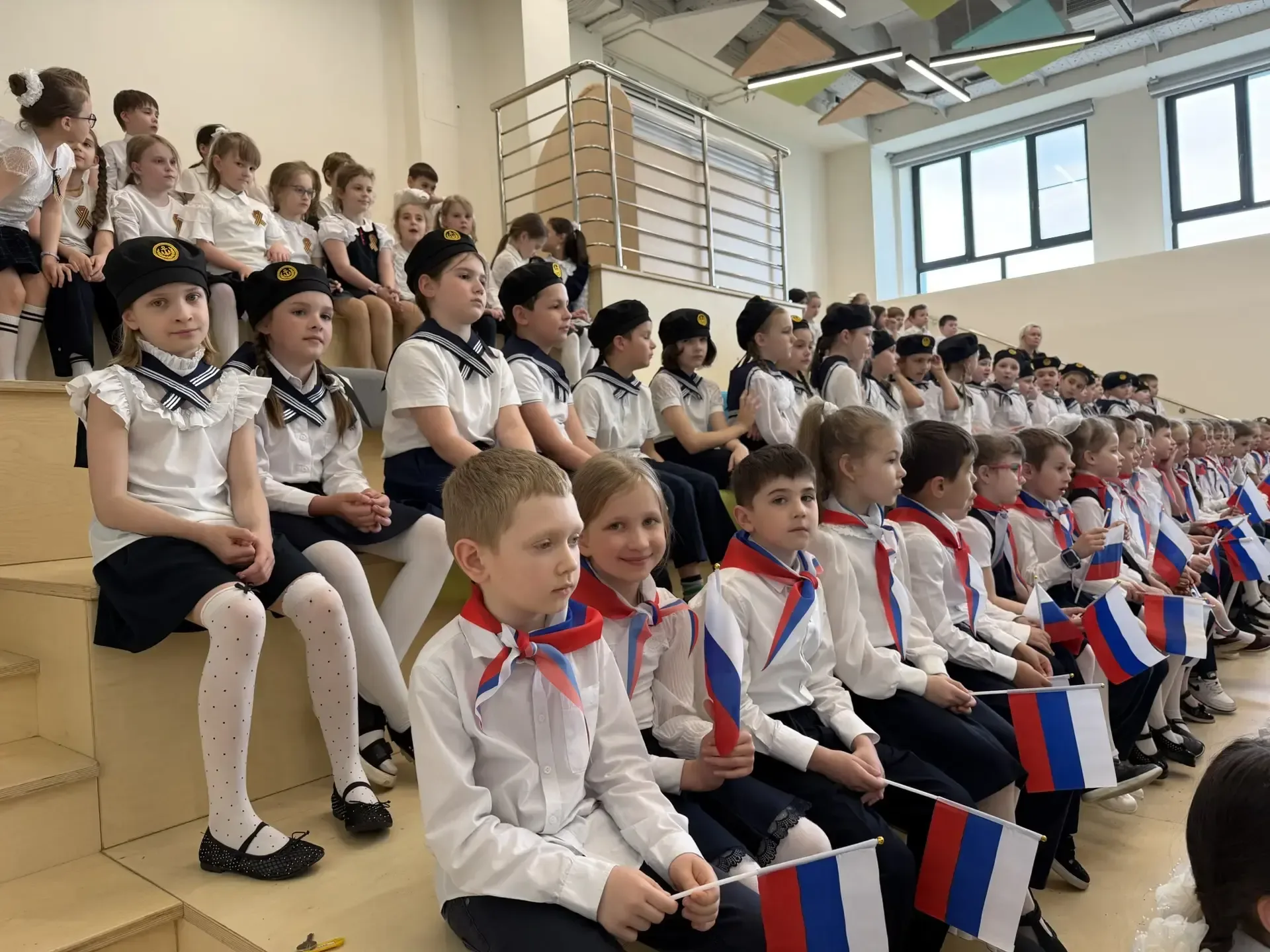 🎶 Класс-хор: песни о Родине и Победе наполнили зал гордостью  🇷🇺Наши юные таланты из школьного отдел