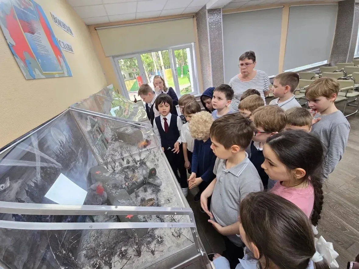 🏛️ ЮНЫЕ ХРАНИТЕЛИ ПАМЯТИ — ВЫСТАВКА ПОПОЛНЕНА! 🏛️ 🎖️ Ученики 3 «М» класса торжественно передали свои