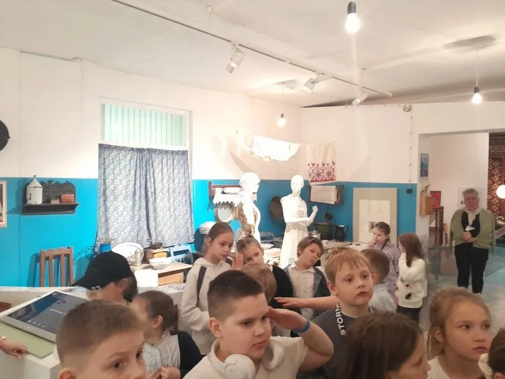 🏛️ ЧТО БЫЛО ДО НАС: УРОК, КОТОРЫЙ НЕ ЗАБУДЕШЬ 🏛️ Три эпохи одной  истории. Ученики 2В и 5Г классов 3