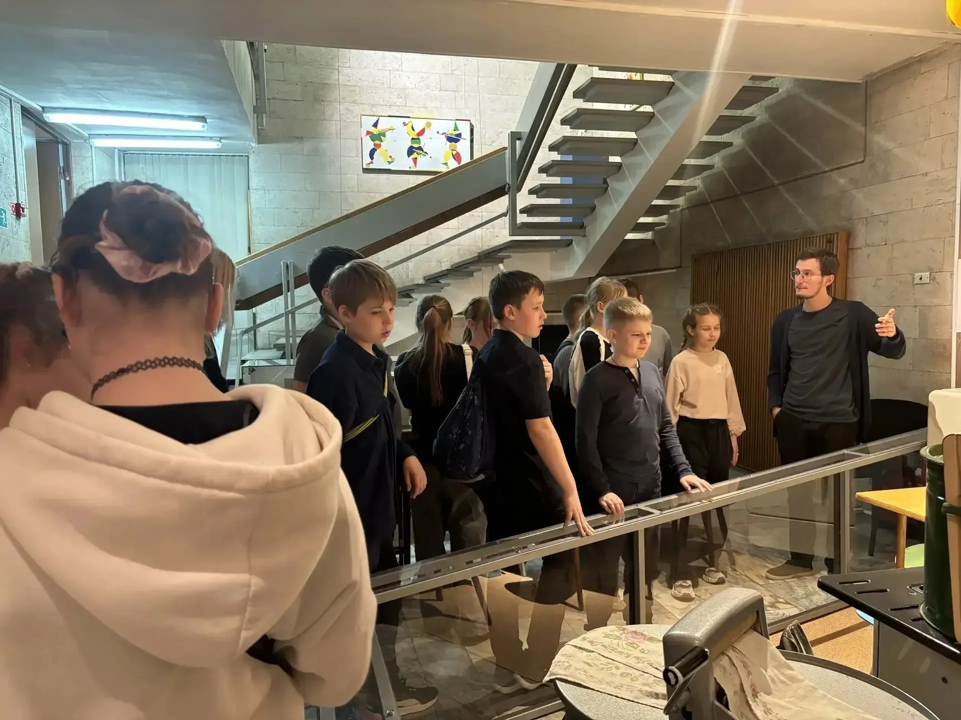 🏛️ ЧТО БЫЛО ДО НАС: УРОК, КОТОРЫЙ НЕ ЗАБУДЕШЬ 🏛️ Три эпохи одной  истории. Ученики 2В и 5Г классов 3