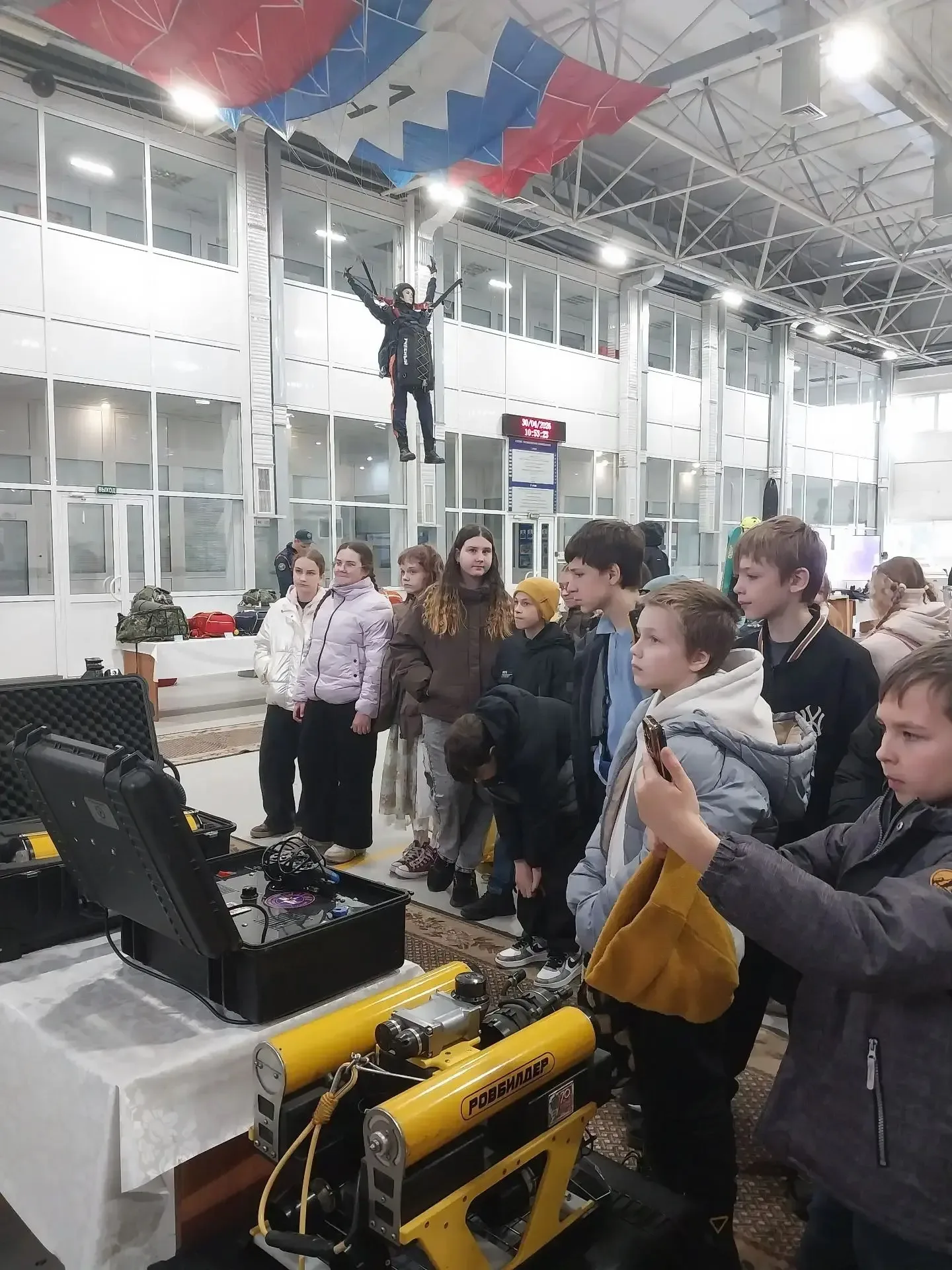 🤖 РОБОТЫ, ДРОНЫ И СЛУЖЕБНЫЕ ПСЫ: ОДИН ДЕНЬ В МИРЕ НАСТОЯЩИХ СПАСАТЕЛЕЙ! 🤖 Ученики 5«В» и 5«Д» побыва