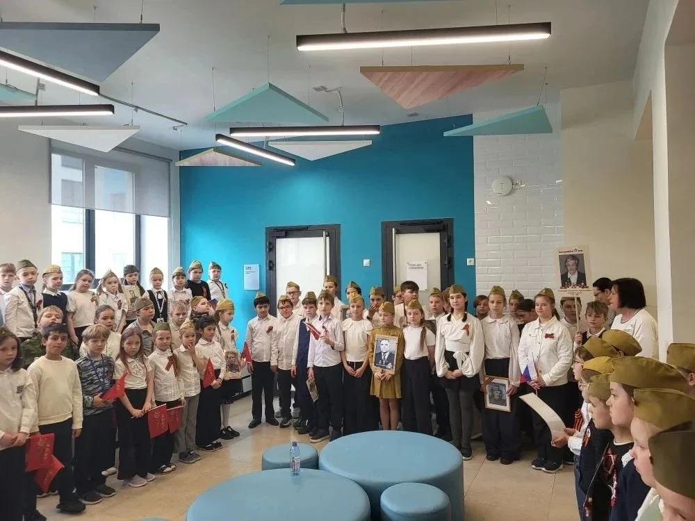 БЕССМЕРТНЫЙ ПОЛК В НАЧАЛЬНОЙ ШКОЛЕ 🕯️ Маленькие руки держат большие истории.  На линейку наши малыши