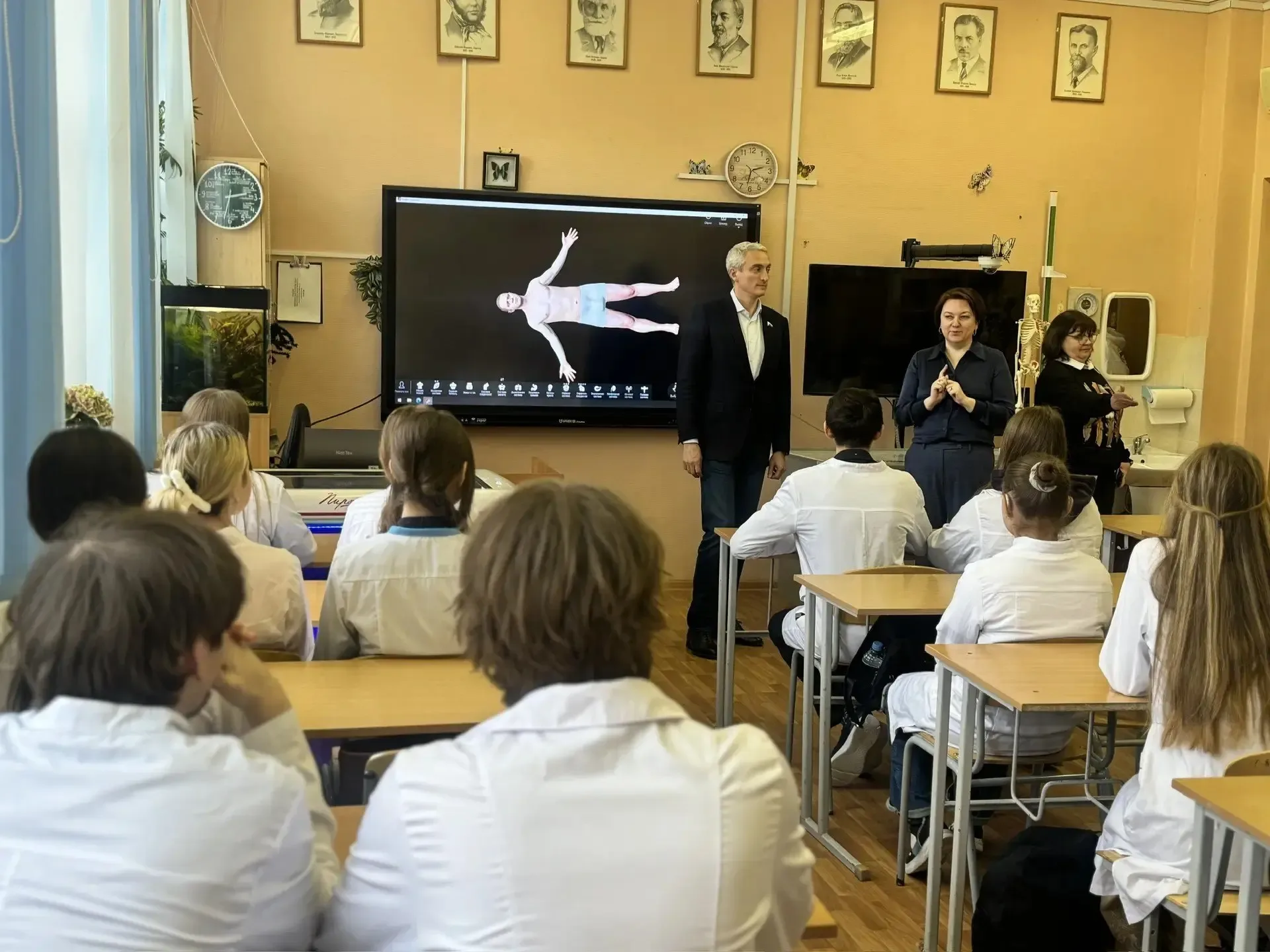 🔬 «ВРАЧ — НЕ ПРОФЕССИЯ, А ПРИЗВАНИЕ»: ГОСТЬ ИЗ ГОСДУМЫ ЛИЧНО ПООБЩАЛСЯ С НАШИМИ МЕДИКАМИ  Вчера в «С