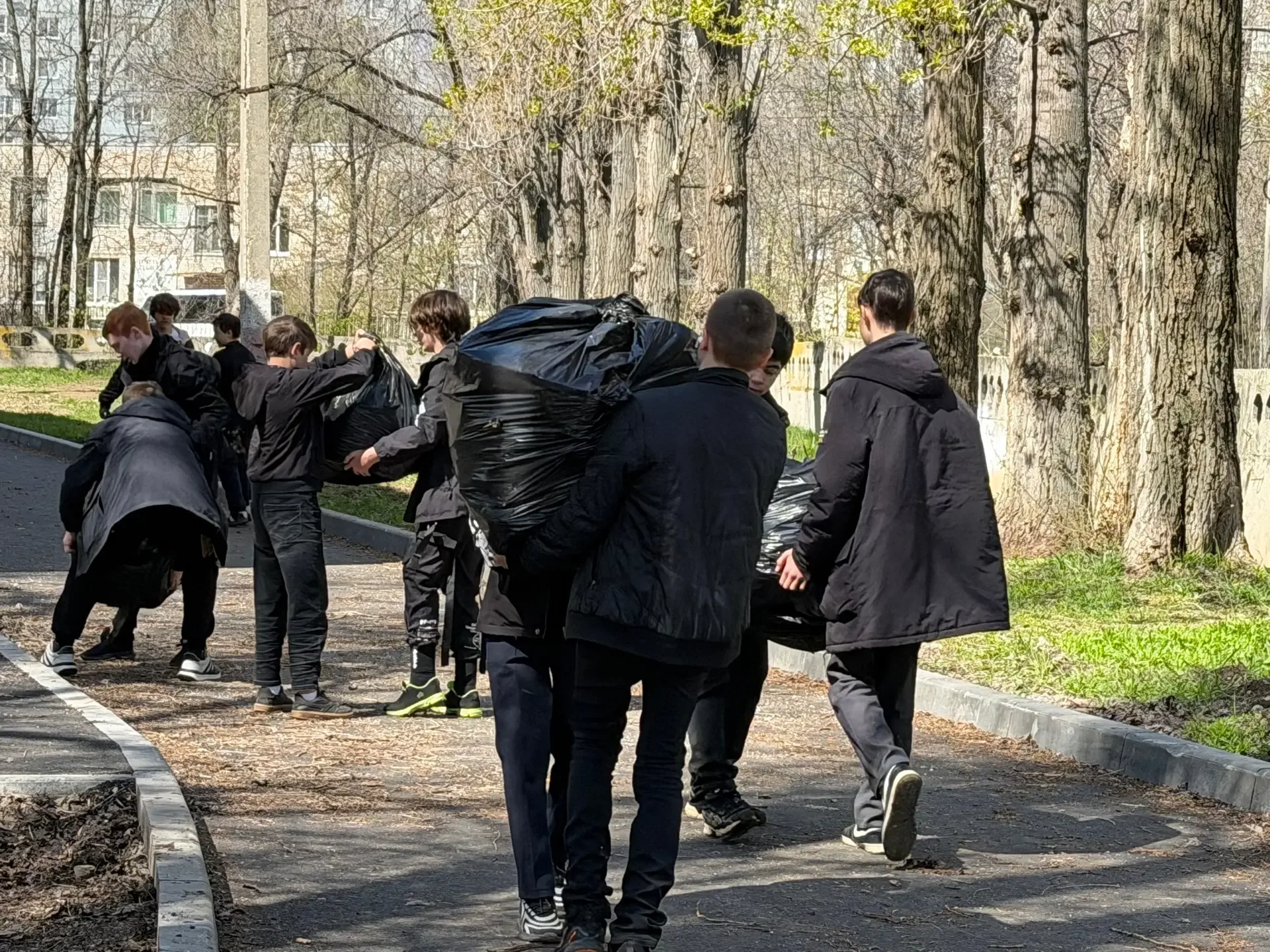 МАОУ СОШ №2 г. Балаково: весна стала ещё зеленее — школа присоединилась к субботнику «Зелёная Весна‑