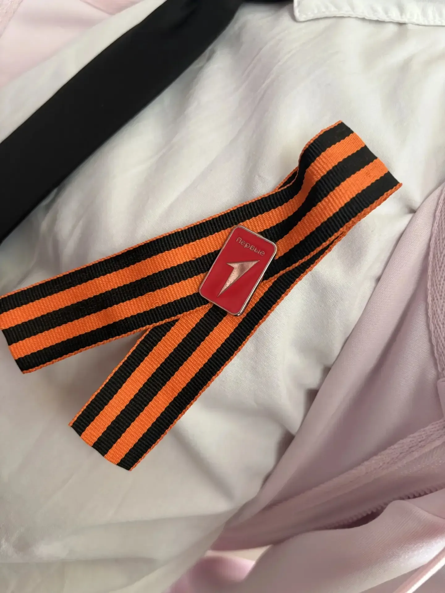 В нашей школе прошла акция «Георгиевская ленточка» 🧡🖤  В преддверии 9 Мая наши ученики и педагоги вс