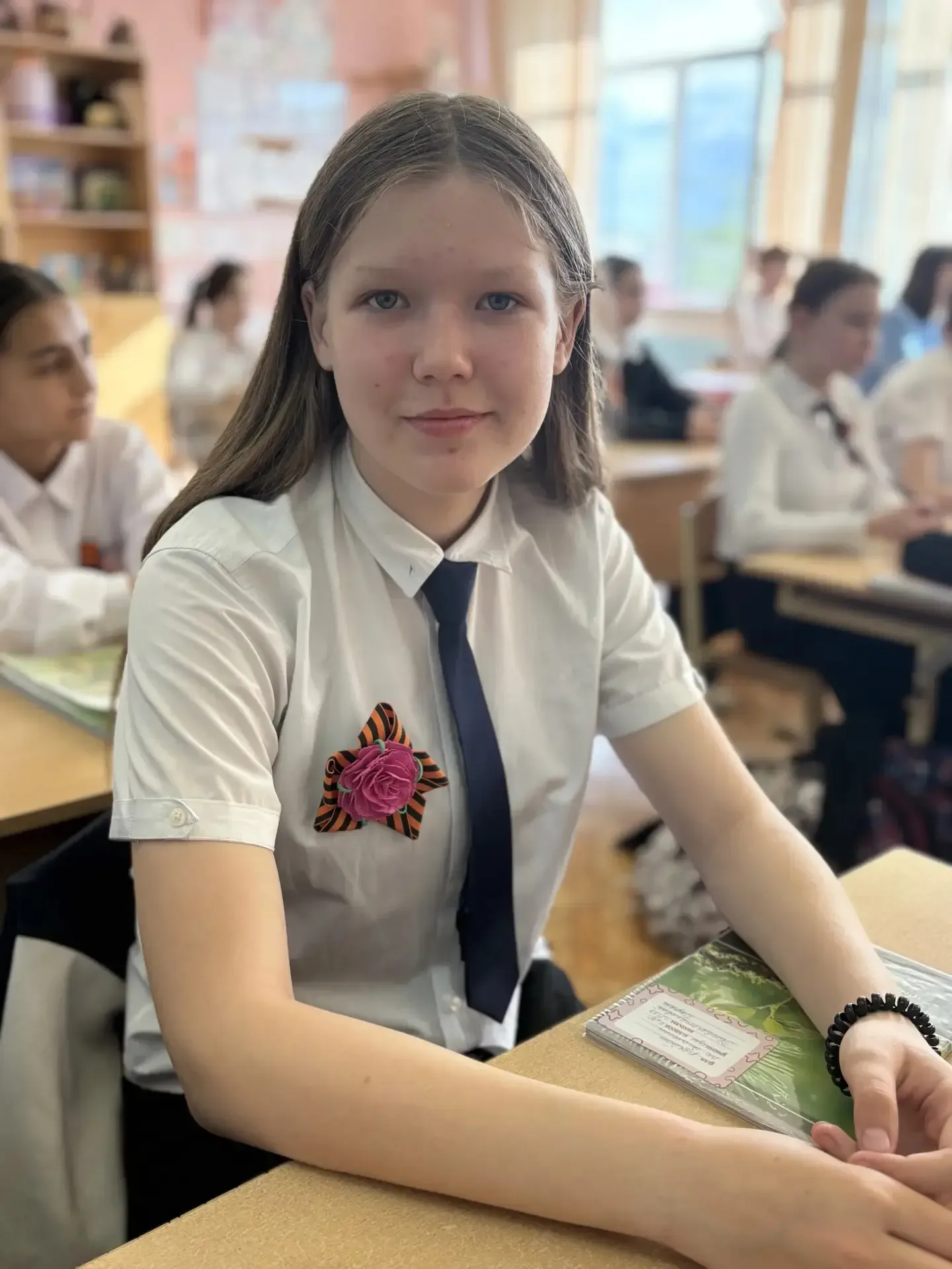 В нашей школе прошла акция «Георгиевская ленточка» 🧡🖤  В преддверии 9 Мая наши ученики и педагоги вс