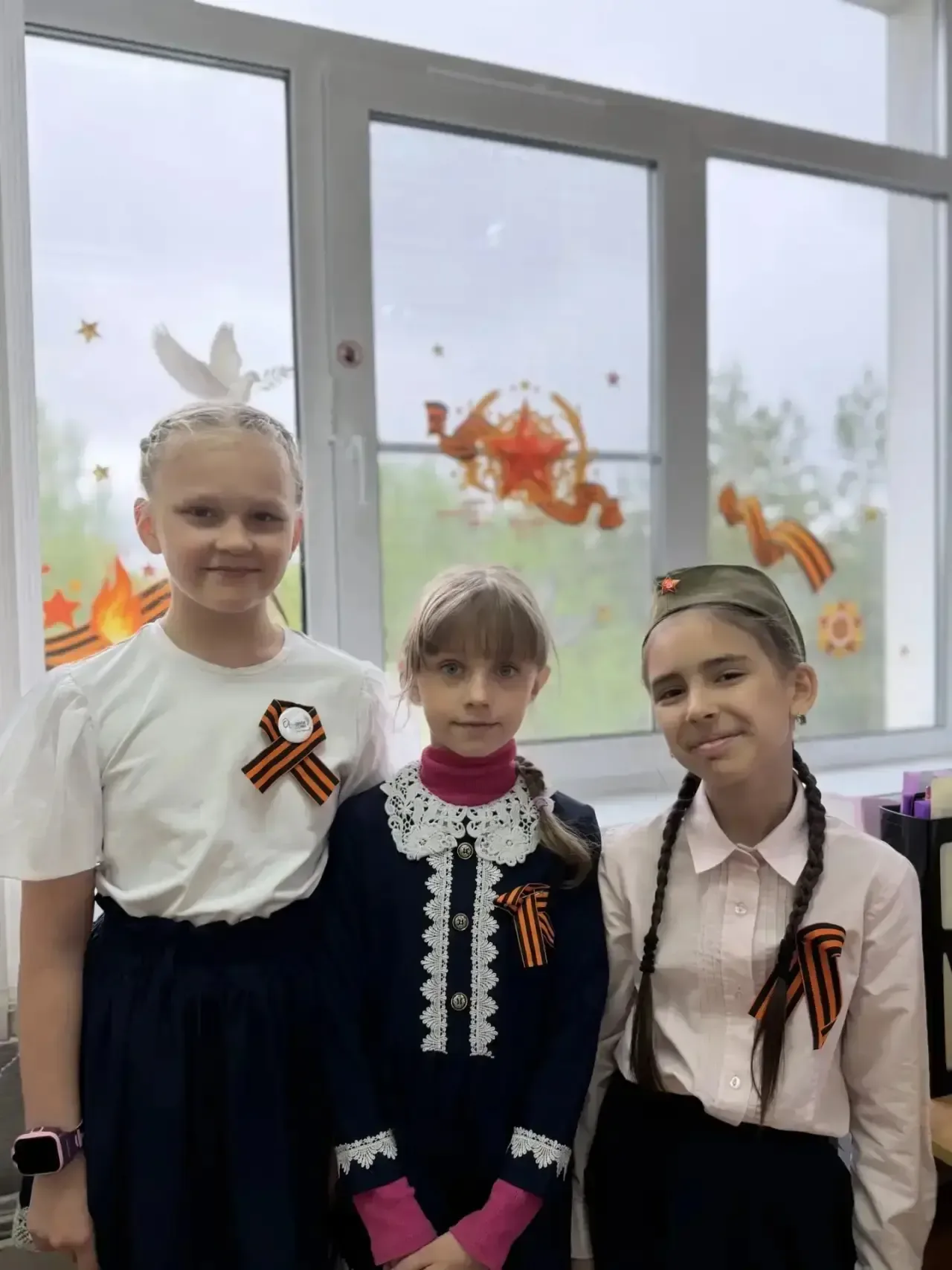 В нашей школе прошла акция «Георгиевская ленточка» 🧡🖤  В преддверии 9 Мая наши ученики и педагоги вс
