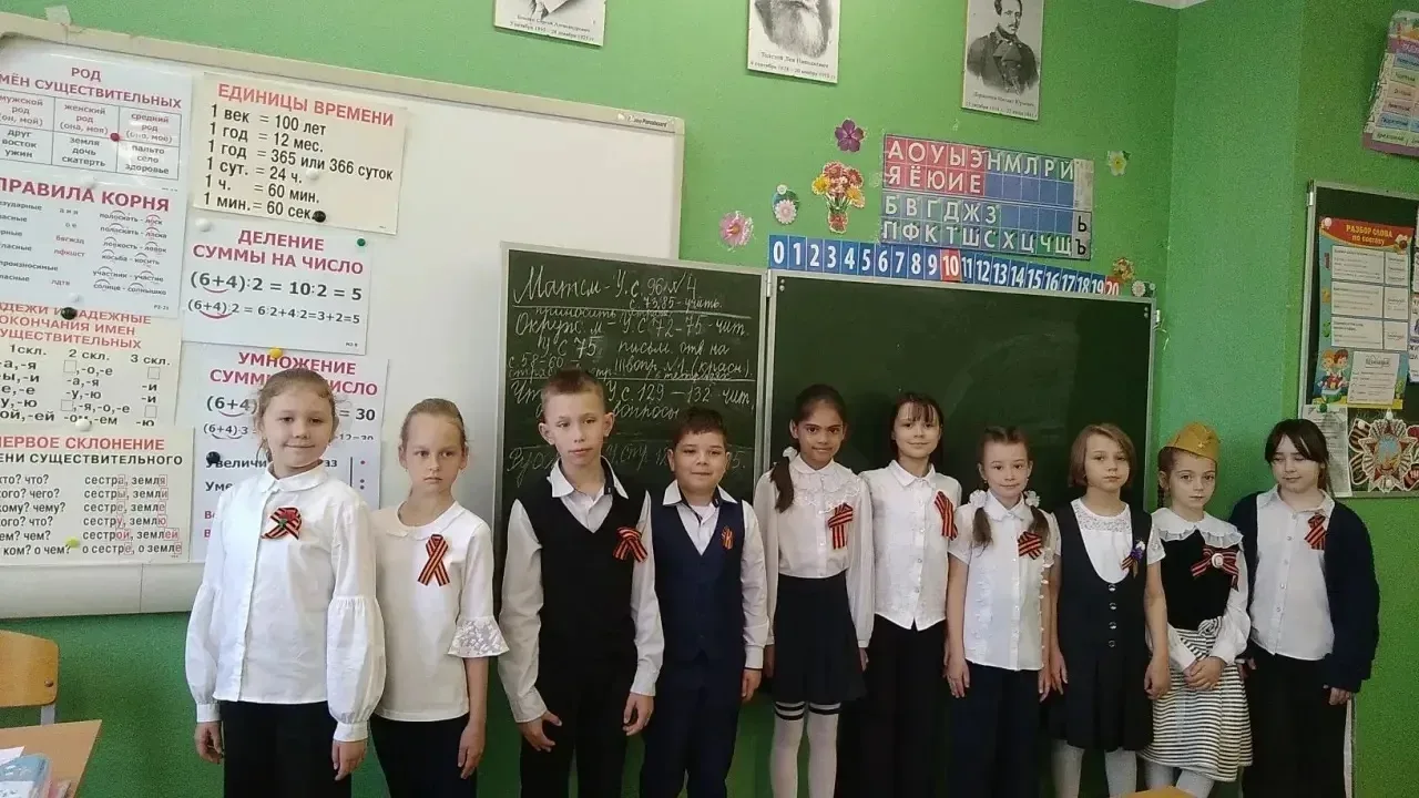 В нашей школе прошла акция «Георгиевская ленточка» 🧡🖤  В преддверии 9 Мая наши ученики и педагоги вс