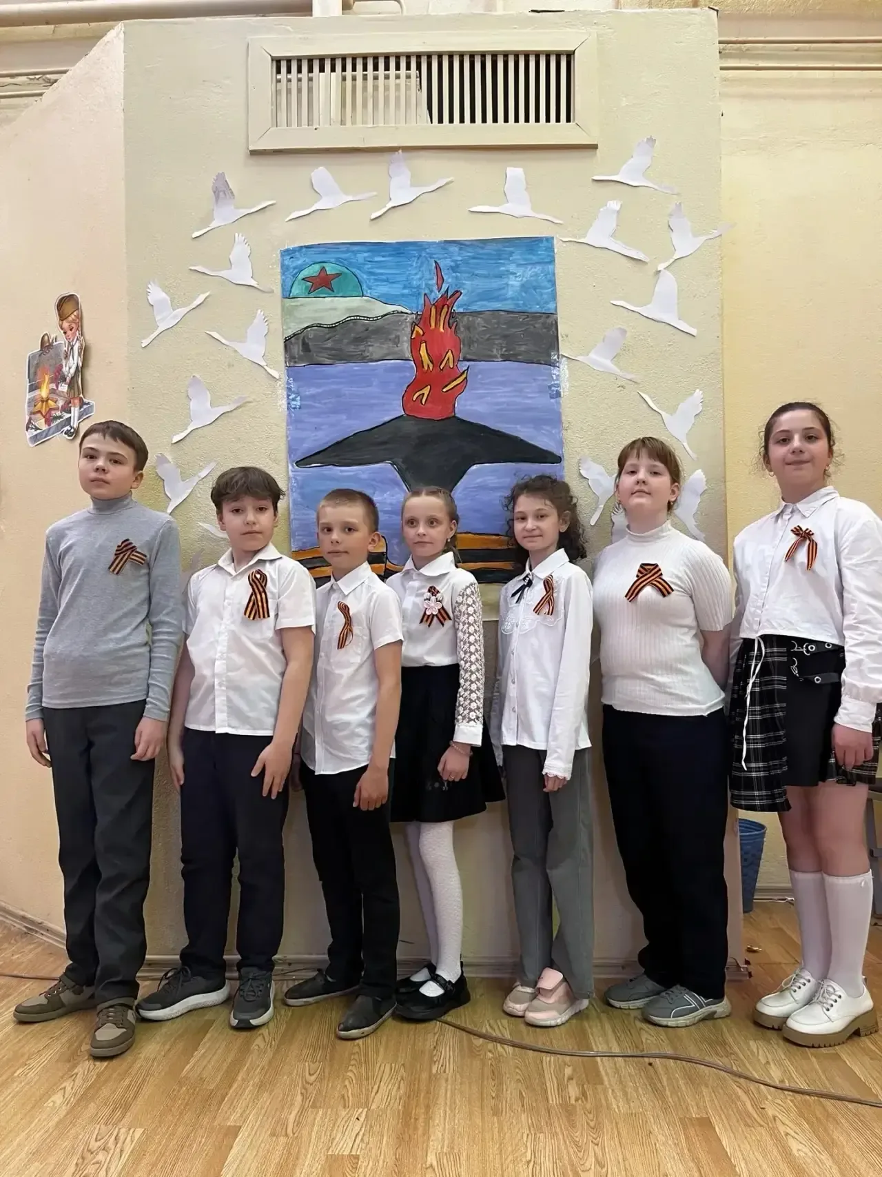 В нашей школе прошла акция «Георгиевская ленточка» 🧡🖤  В преддверии 9 Мая наши ученики и педагоги вс