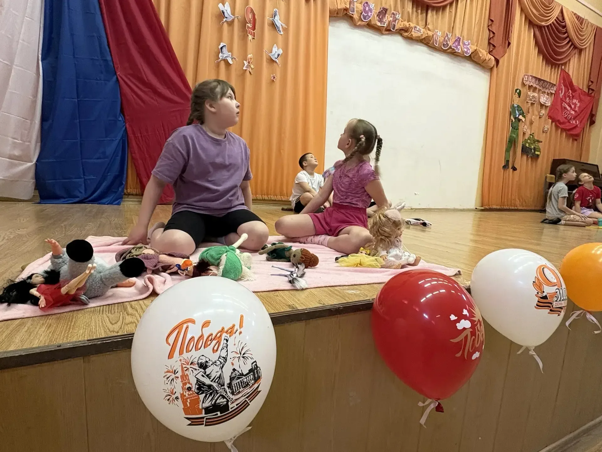 Мы помним. Мы гордимся. Спасибо за мир!  Вчера в нашей школе прошёл концерт, посвящённый Дню Великой