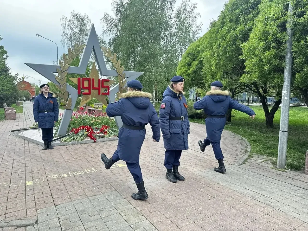 9 мая: Юнармейцы отряда «На страже небес» несли Вахту памяти у «Звезд» Победы  Великая Победа склады