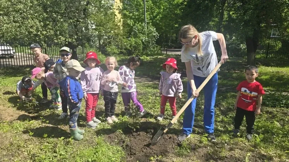 «Сад памяти» расцвел в «Звездочке»: дошколята высадили деревья в честь героев войны  В дошкольном от