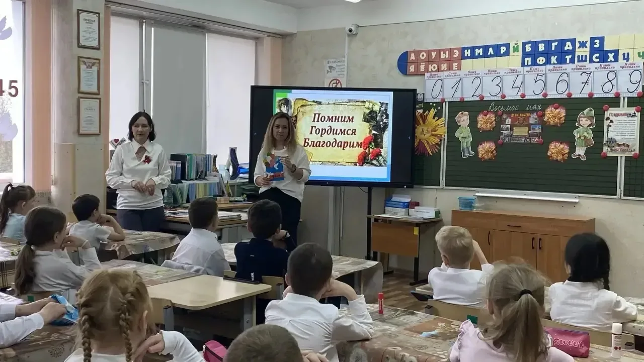 Сердечная память в каждой детали: как родители и первоклассники создавали открытки героям  В 1 «А» к