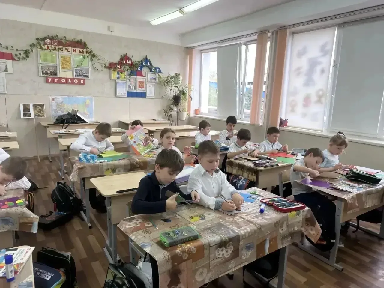 Сердечная память в каждой детали: как родители и первоклассники создавали открытки героям  В 1 «А» к