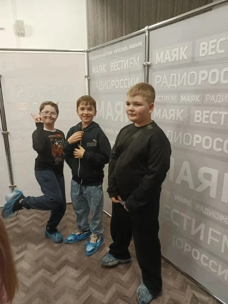 🎬 Свет, камера, мотор! А точнее — 4 «В» в гостях у ГТРК «Ярославия»!  13 мая ученики 4 «В» класса вм
