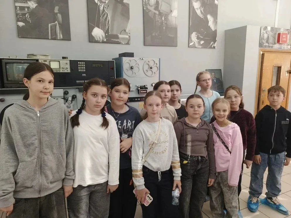 🎬 Свет, камера, мотор! А точнее — 4 «В» в гостях у ГТРК «Ярославия»!  13 мая ученики 4 «В» класса вм