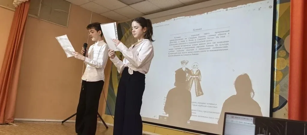 🇷🇺«Калейдоскоп народностей»: как это было!  Ровно месяц назад, 13 апреля, на торжественных линейках 
