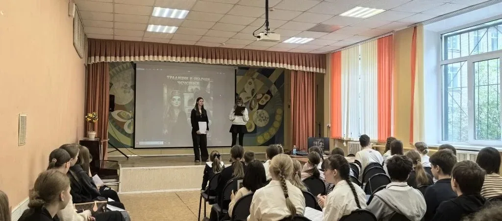 🇷🇺«Калейдоскоп народностей»: как это было!  Ровно месяц назад, 13 апреля, на торжественных линейках 