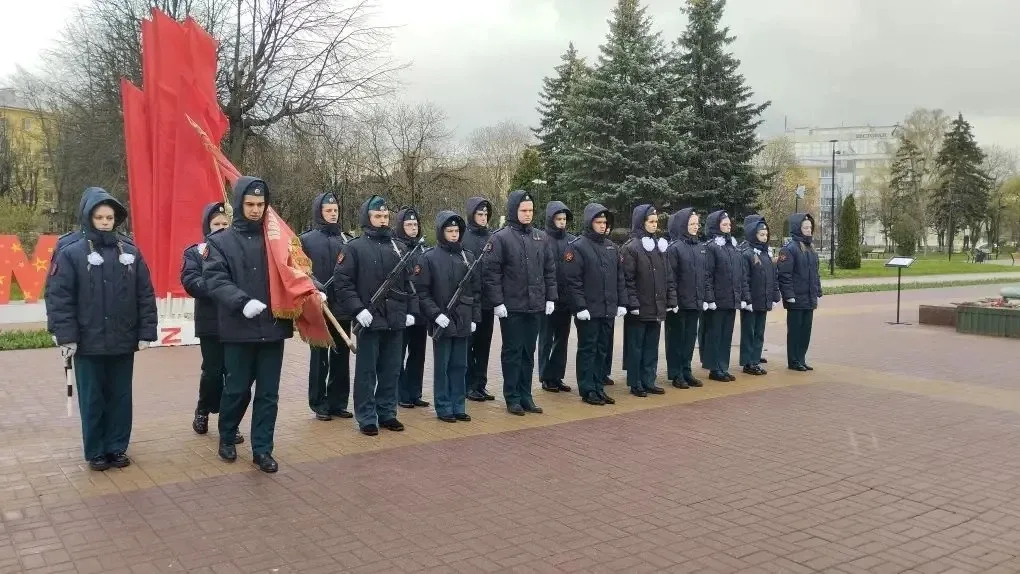 На протяжении недели наши постовцы несли почётную вахту у Вечного огня — символа мужества и стойкост