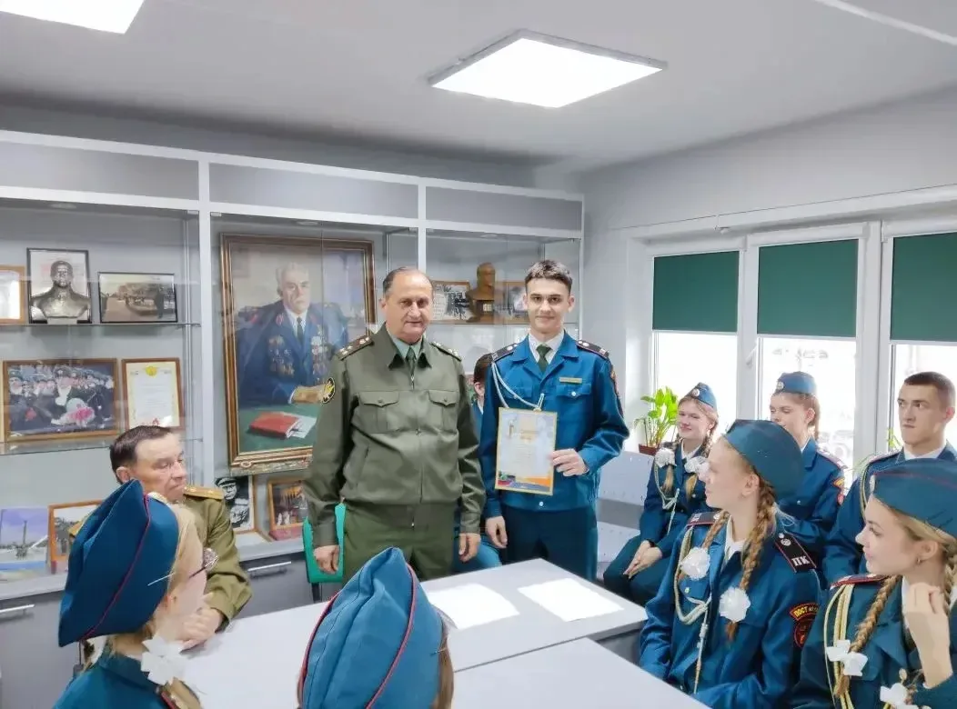 На протяжении недели наши постовцы несли почётную вахту у Вечного огня — символа мужества и стойкост