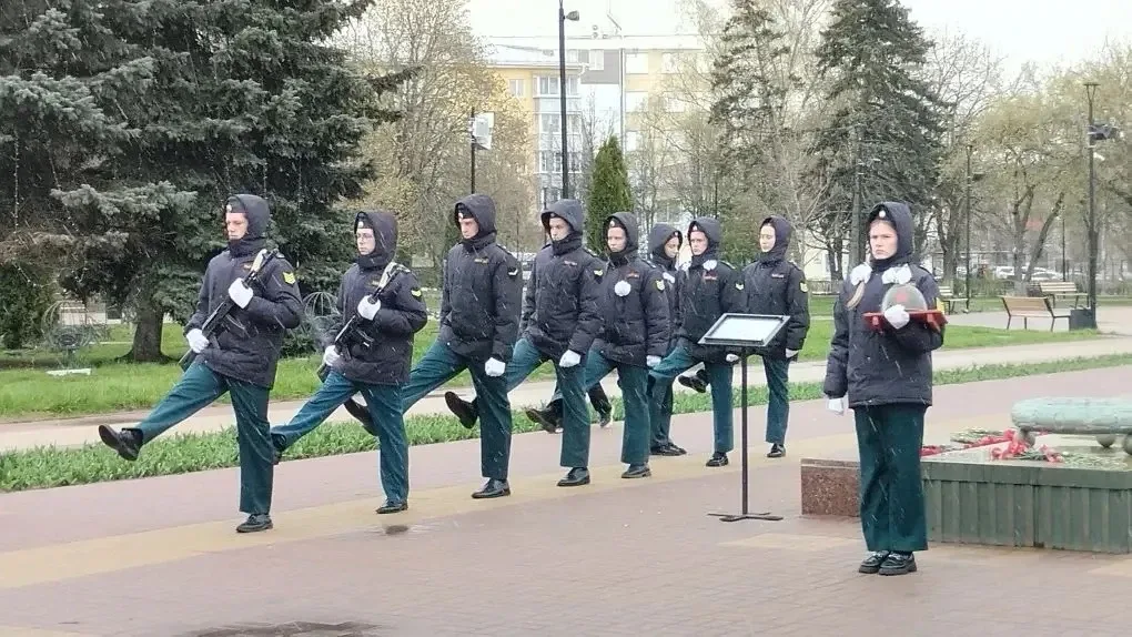 На протяжении недели наши постовцы несли почётную вахту у Вечного огня — символа мужества и стойкост