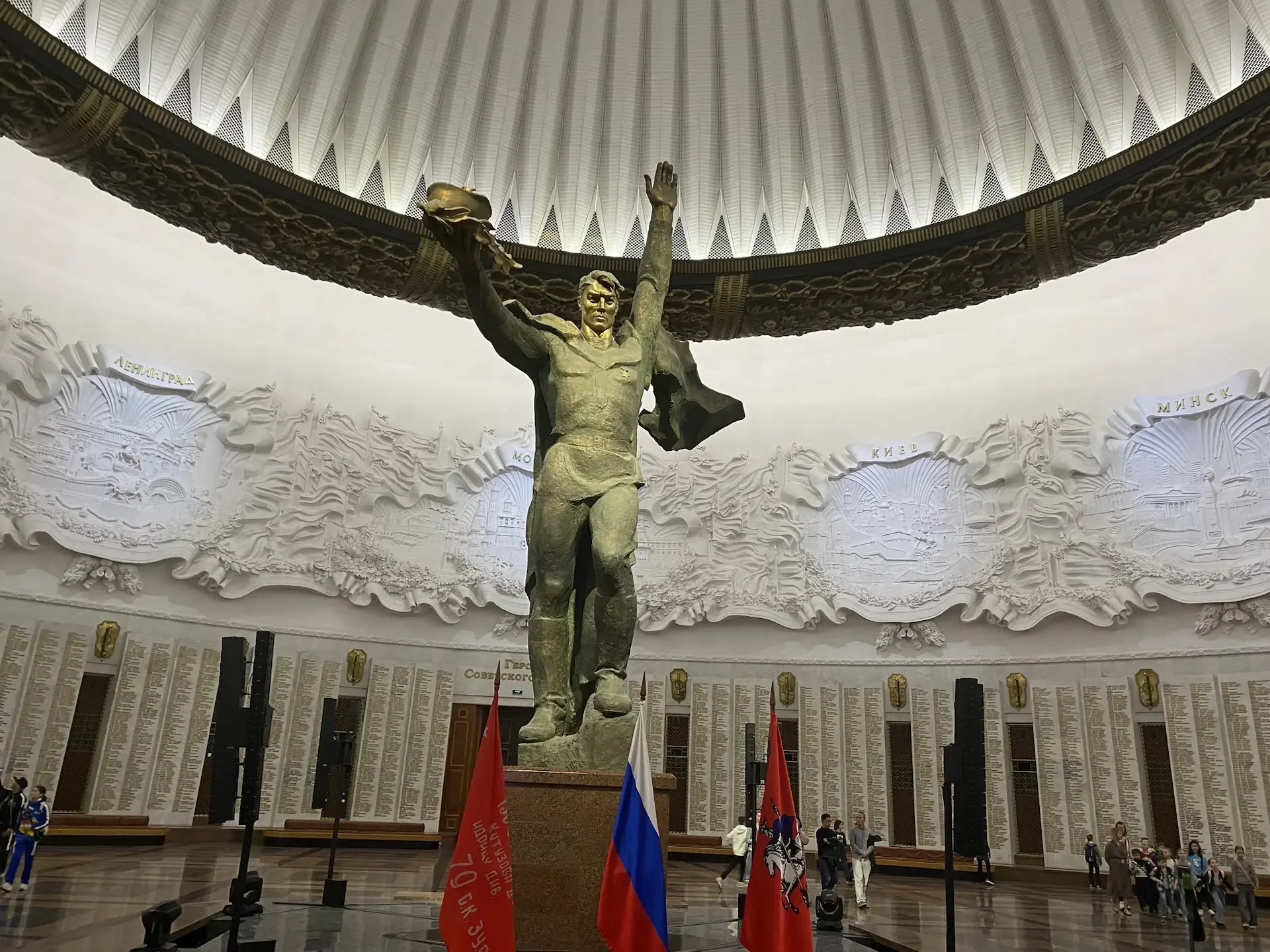 Поздравляем  с Днем Победы!  Этот священный праздник наполняет наши сердца чувством гордости за подв