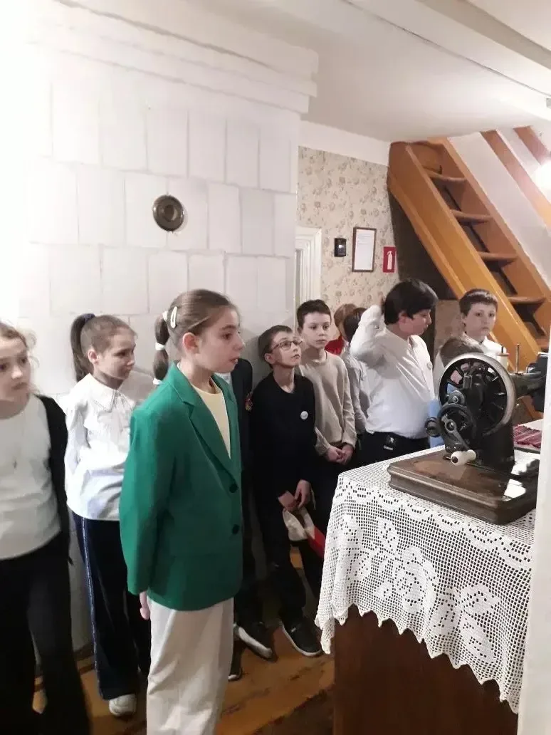 На этой неделе ученики 3 "А" класса посетили Дом-музей К. Э. Циолковского.  Во время экскурсии ребят