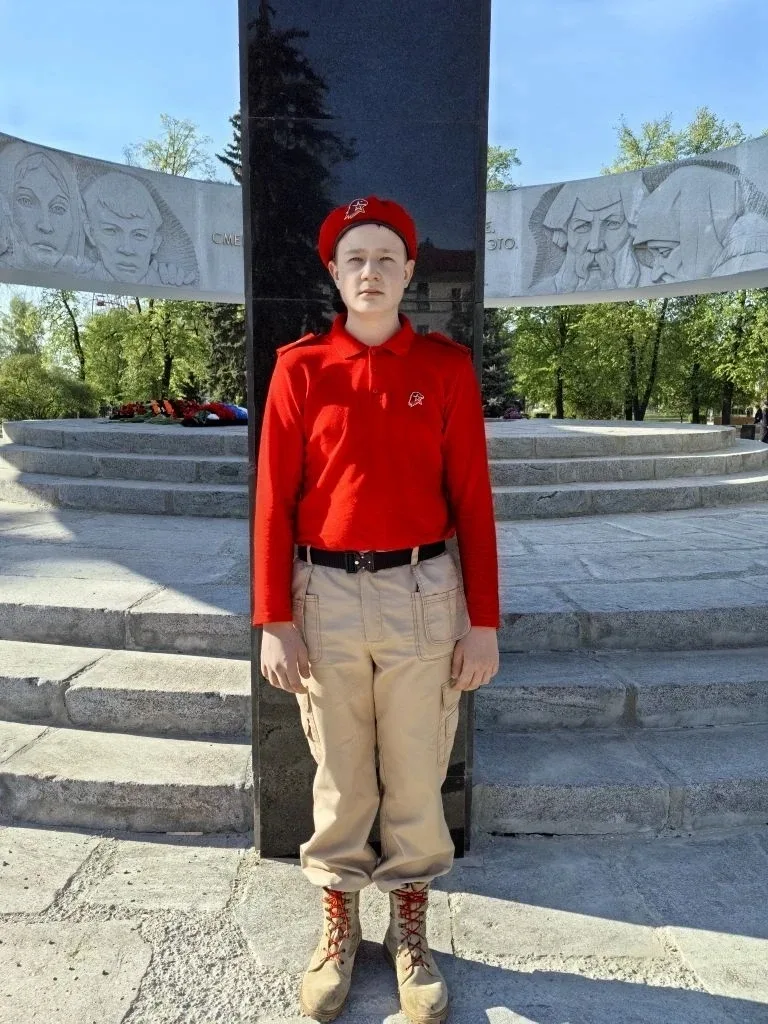 🎖 Память, которую храним: юнармейцы почтили подвиг героев  9 мая участники школьного юнармейского от