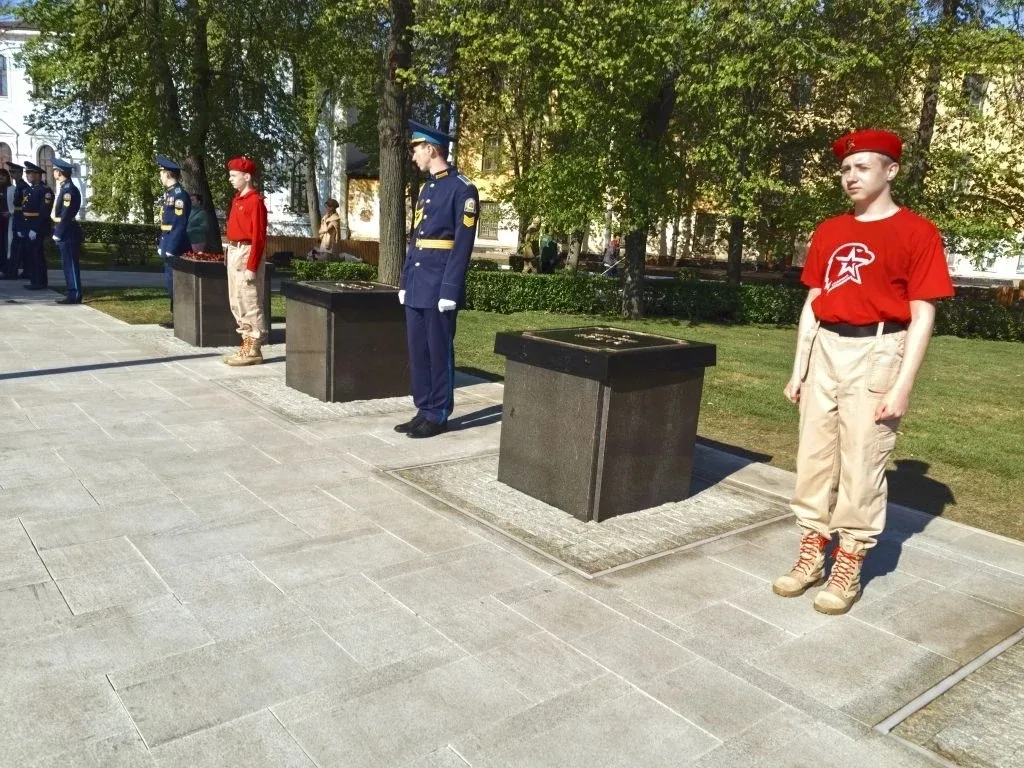 🎖 Память, которую храним: юнармейцы почтили подвиг героев  9 мая участники школьного юнармейского от