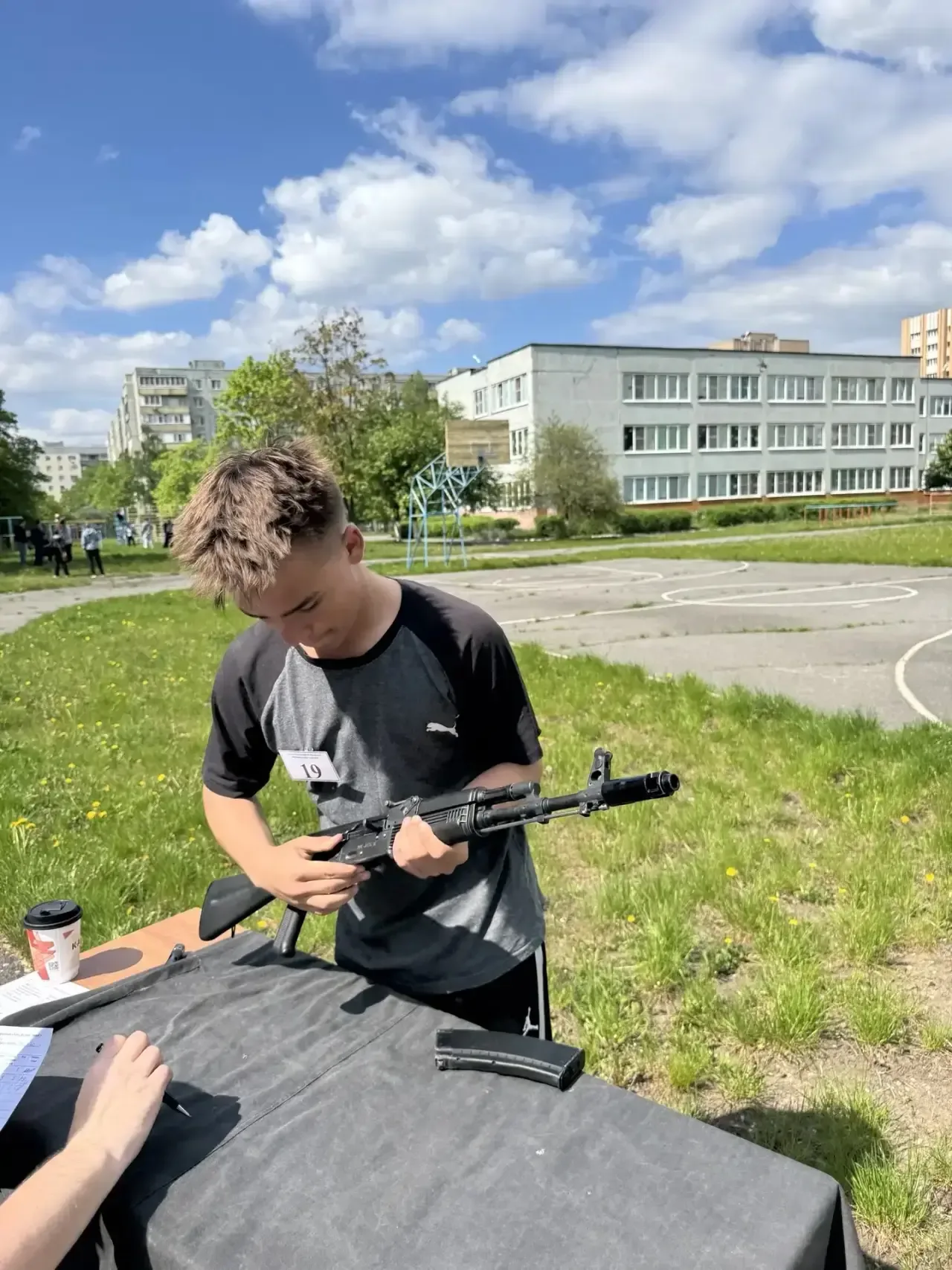 Сегодня прошёл военно-спортивный этап проекта «Аты-баты». Ученик нашей школы Ляпин Андрей показал хо