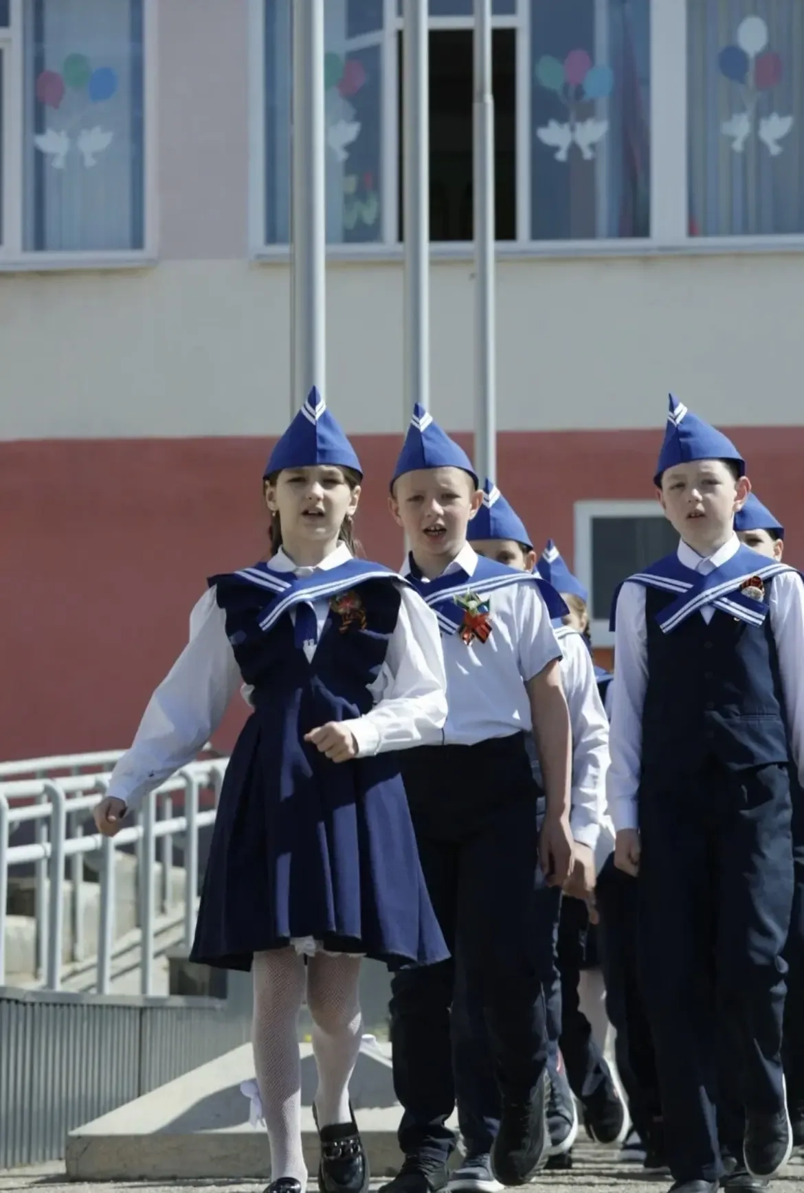 СМОТР СТРОЯ И ПЕСНИ🇷🇺  Сегодня школьный плац превратился в настоящий полигон мужества и дисциплины. 