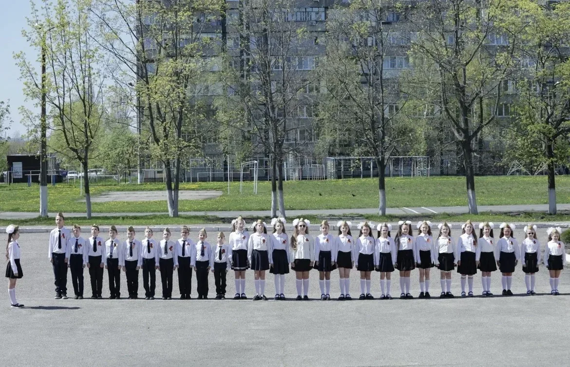 СМОТР СТРОЯ И ПЕСНИ🇷🇺  Сегодня школьный плац превратился в настоящий полигон мужества и дисциплины. 
